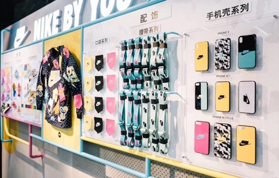 除了DIY球鞋，NIKE還推出服裝專屬定制服務！盡情發揮再也不怕撞衫！手機殼定制服務也來了